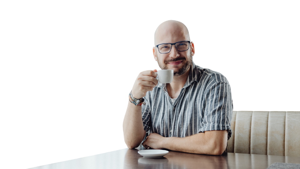 Nicolai Fleckenstein, Geschäftsführer des ideenstudio.berlin mit einer Tasse Espresso.