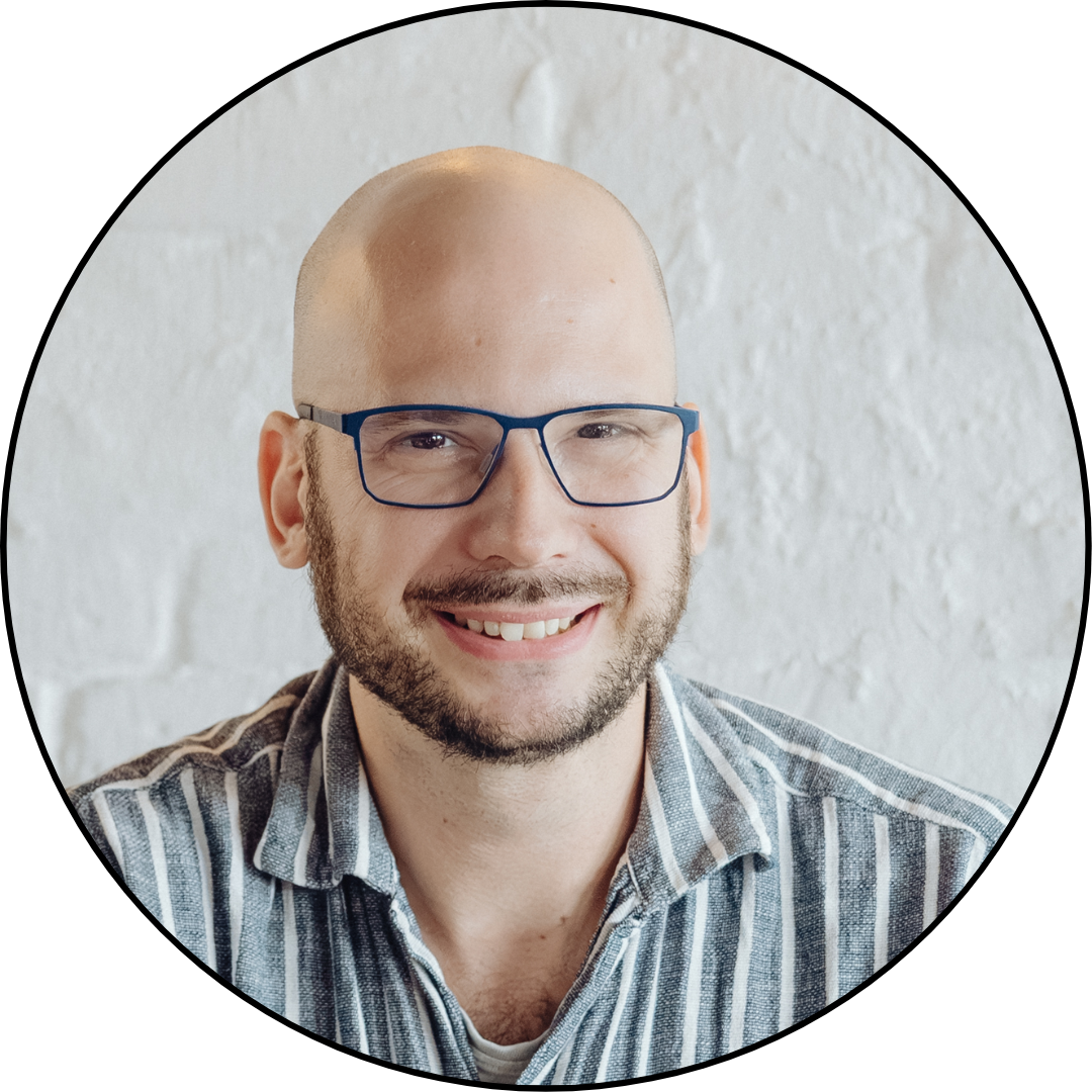 Nicolai Fleckenstein, Geschäftsführer des ideenstudio.berlin vor einer weißen Wand